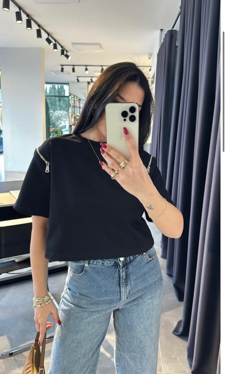 Siyah Fermuar Detaylı Basıc Tshirt